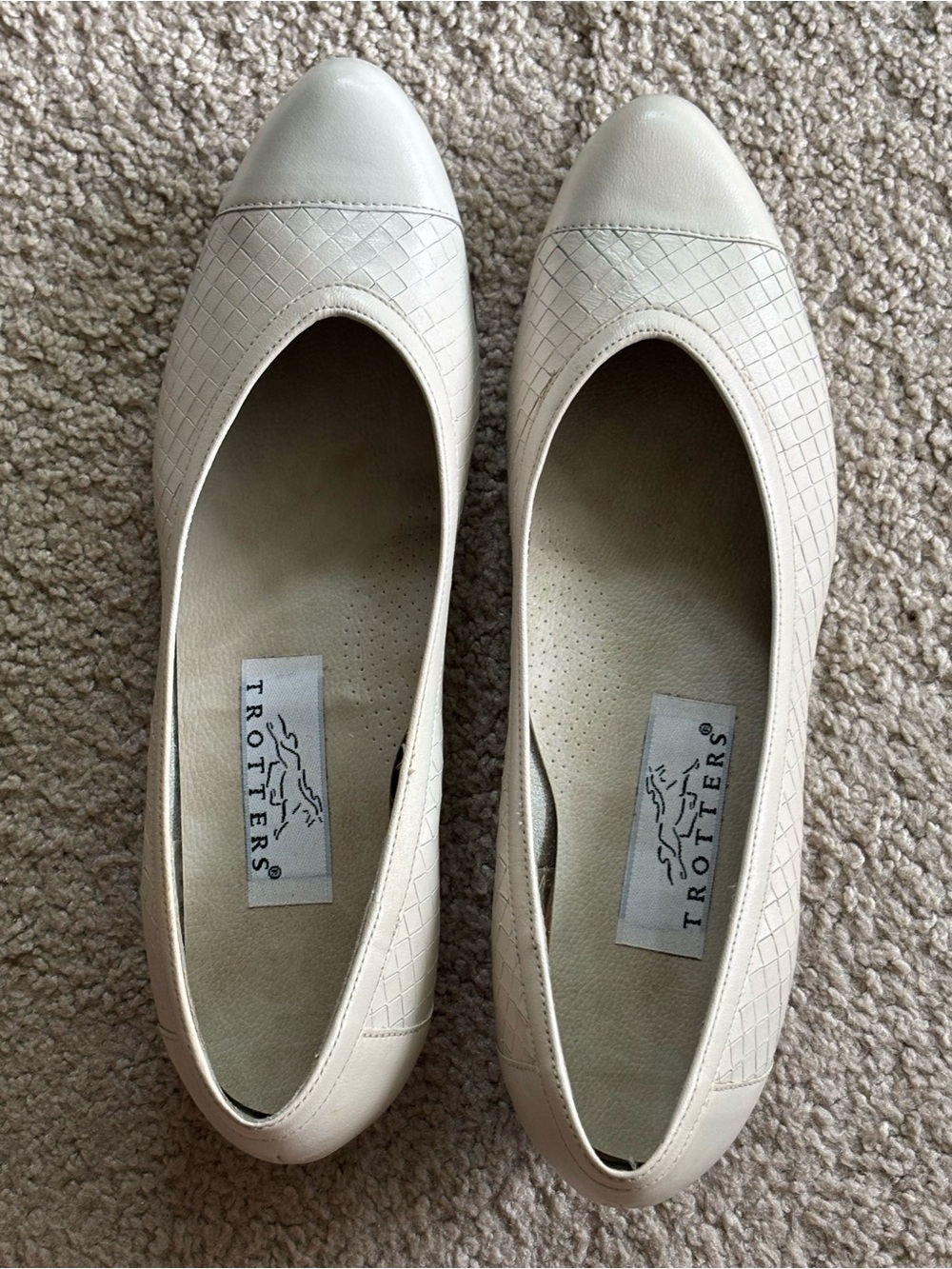Trotters Women's Cream Quilted Ballet Flats Vintage